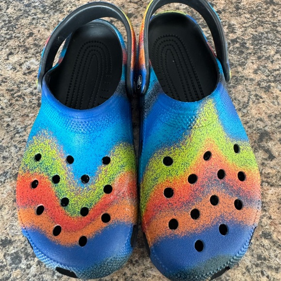 Crocs Classic Spray Dye Clogs Unisex Womens Size 8 or Mens Size 6 - Picture 2 of 5